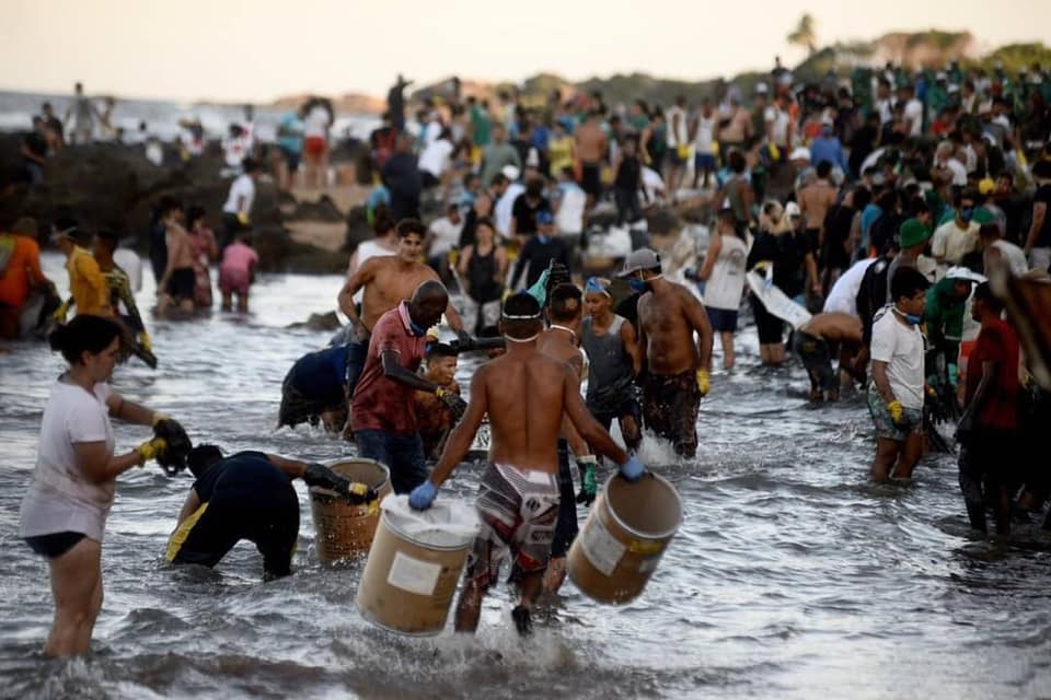 אסון אקולוגי כבד  - שפך הנפט הגולמי בברזיל שהתגלה בסוף אוגוסט מזהם מעל 2250 ק"מ רצועת חוף